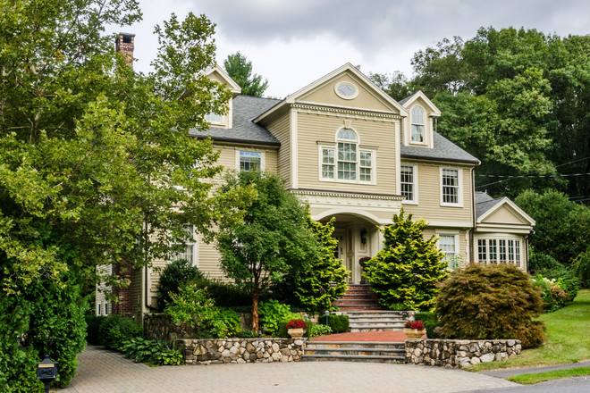 Lexington-Furnished-Home-Exterior-Front - Private Furnished First-Floor Suite w/ Queen Bed & Bath – Utilities & Parking Included – Lexington House