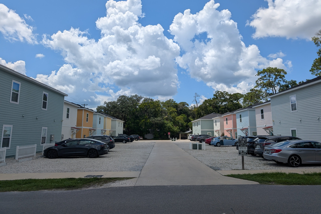 Outside Street View - Furnished Studio | Summer Sublease | 10 min walk to UF
