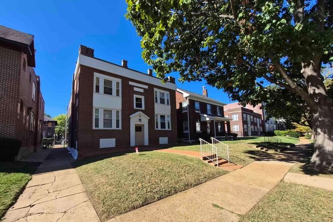 Front of 4 Unit Building - Living in the Loop - 2W Apartments