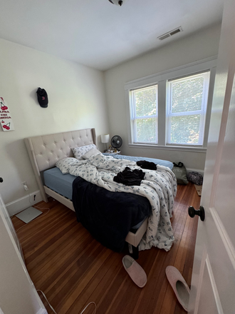 Bedroom available for sublet - Looking for 1 girl to sublet for spring 2026 & summers Townhome