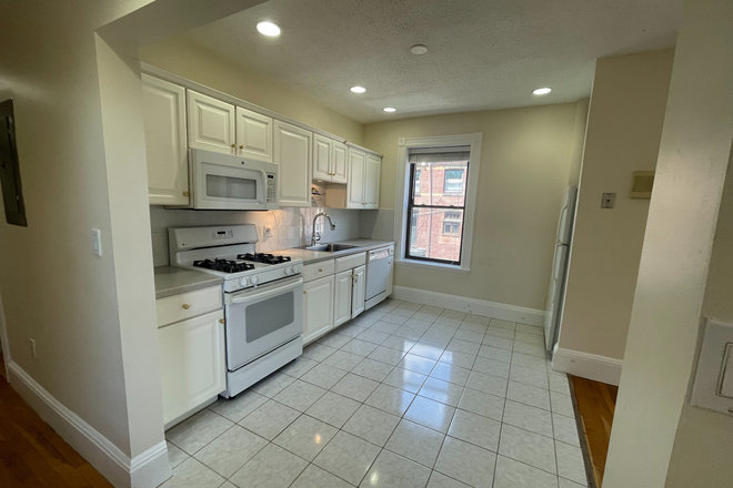 Call NOW for showings! 617-236-8600 - DEAN RD - *NO FEE* 3BR AVAIL *9/1/2026* NEAR CLVLND CRCL W/ LNDRY IN BLDNG, PRKNG, PATIO, 1.5 BATH! Apartments