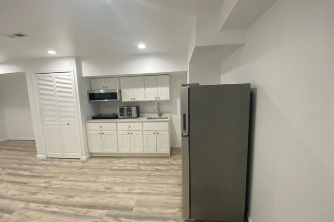 Kitchen - Renovated one bedroom apartment near trader joe and wholefood - south campus