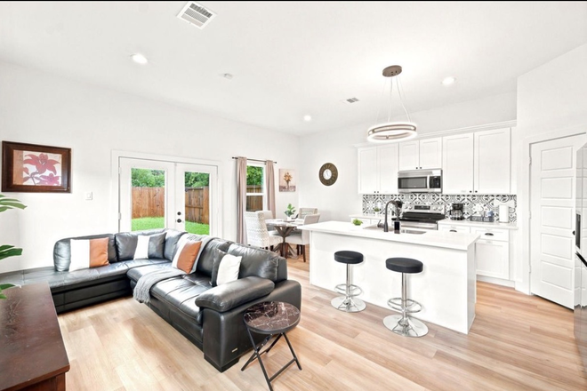 Living - 4 bedroom / 2.5 bathroom townhome with garage and huge backyard