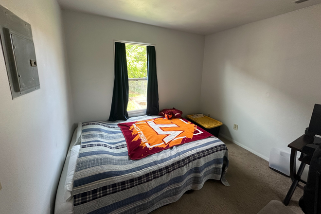 Bedroom - Cozy apartment room close to University - 20 Minute walk