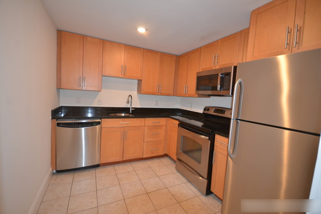 - - **No Broker Fee** Right Close to Campus! Spacious 2 bed w/ Heat & Hot Water Incld, Laundry Apartments