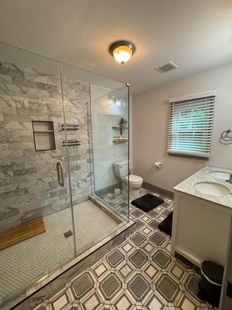 Master bathroom - Affordable accommodations close to campus House