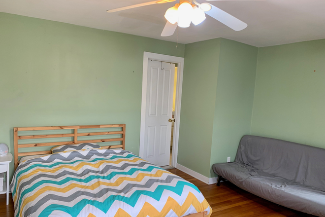 Available room - Furnished bedroom in shared home-Quarry St-Princeton