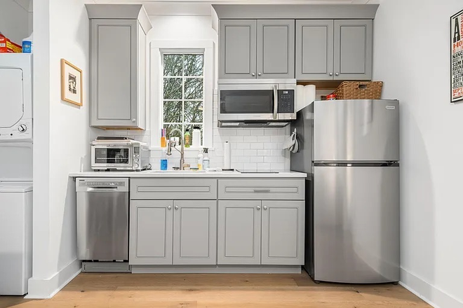Kitchen - Immaculate and Inviting - Unwind and move in ready! QUICK 10-15 minutes to MUSC downtown Apartments
