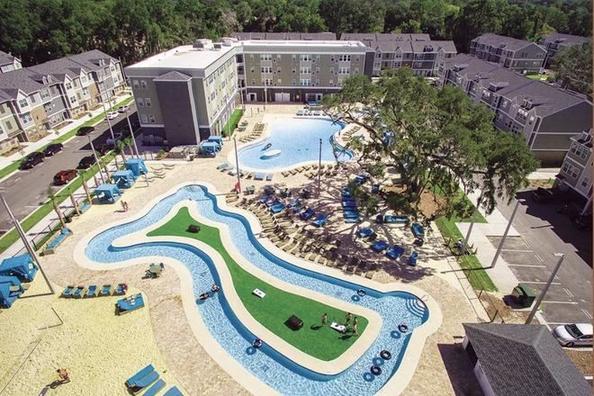 Pool + Lazy River - The Ridge, Townhome style apartment close to UF + Butler Plaza!