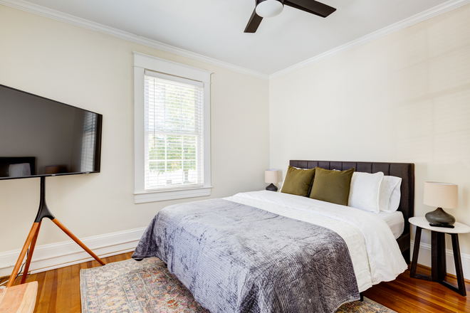 Bedroom 2 - Queen Bed - Polo Place - Five Bedroom Home