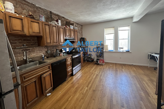 Kitchen - ROOM FOR RENT - Steps to Green Line (E-Line)