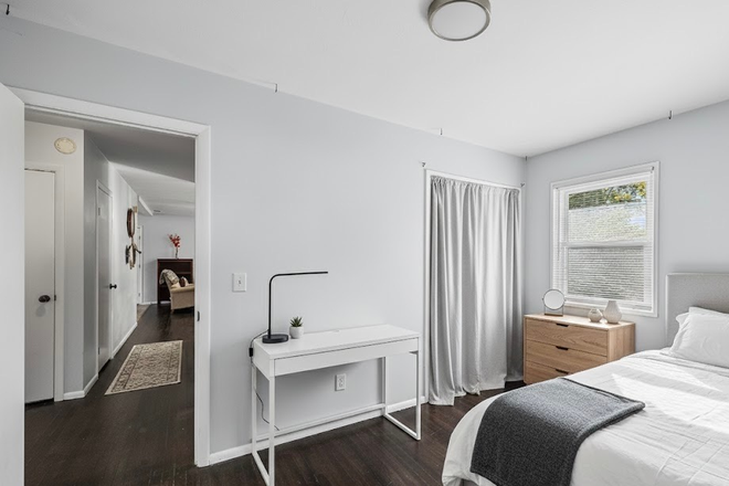 Bedroom - Fully Furnished House: 12 min bus ride from campus!