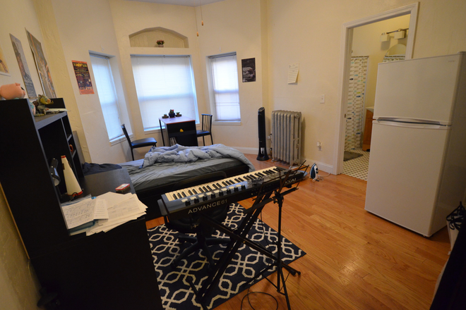 Studio - Studio w/ Bay Window! Available 9/1/25! Apartments