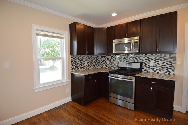 Large updated kitchen, hardwood floors throughout - 5 BED/ 2 BATH HOUSE ON FOSTER AVAILABLE 2026