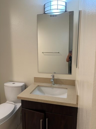 Private Bathroom - Room For Rent - DEPOT WALK ORANGE Townhome
