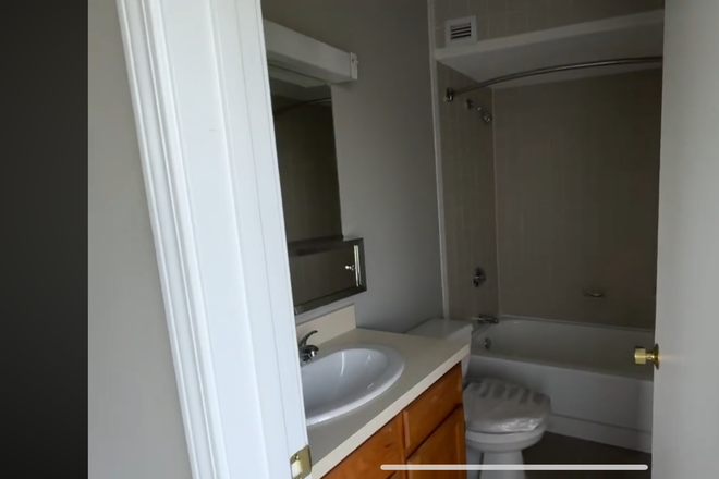 Private bathroom - We are looking for someone to take private room with attched washroom