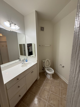 Bathroom - Natural lit, quiet, loft next to redline metro
