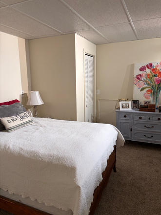 Basement bedroom - Basement rental 10 minute commute with pool access! House