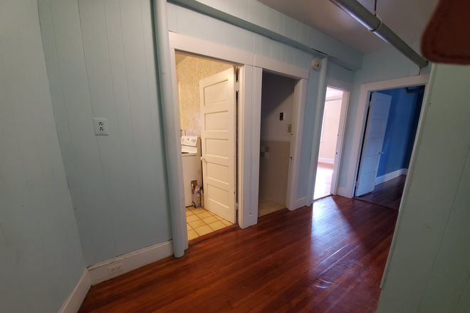 Entrance/Hallway - 1-2 Bedroom Basement Apt close to Main campus