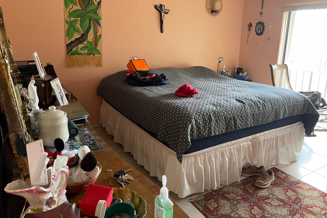 King bed - Huge Master Room 10 minutes Walk to FIU Campus-Utilities Included. Townhome