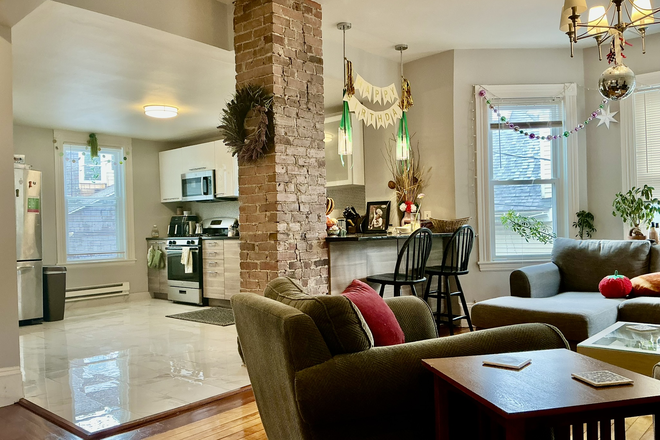 Living Room - Huge 3 Bed 1 Bath in Brighton!!