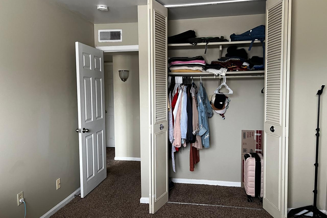 Closet bedroom - Launch Apartments