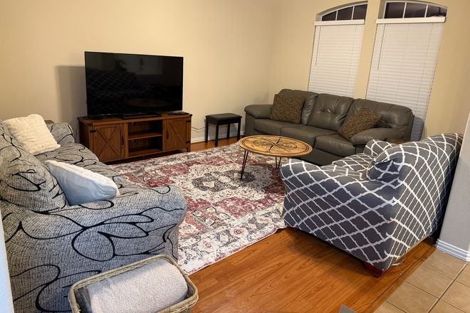 Living room - Waterwood Townhomes, Tamu bus route, 10 min to campus