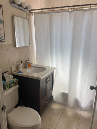 Shared bathroom - Room close to campus House