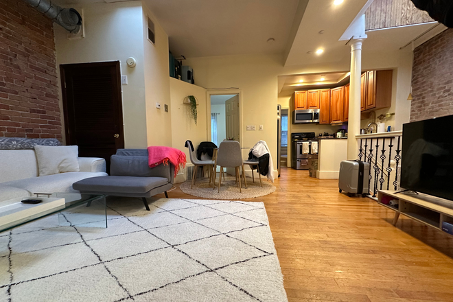 1 - AMAZING 3 bed 1 bath on Hemenway St-