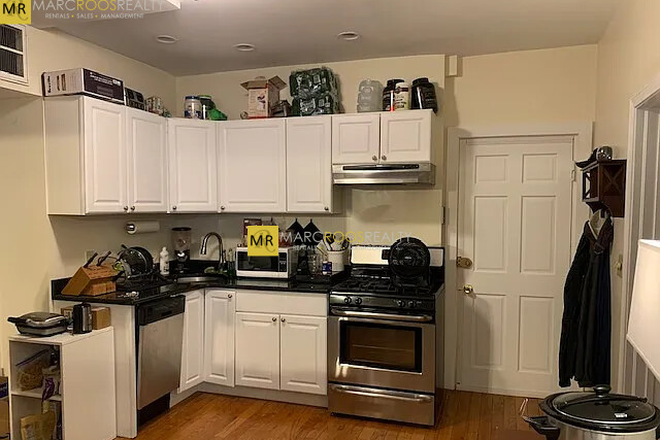 Call NOW for showings! 617-236-8600 - NORTH ST - LRG OPEN 2BR/1BA IN NORTH END FOR *9/1/2025* W/ LNDRY IN BLDNG, LRG BDRMS, DW, EIK!