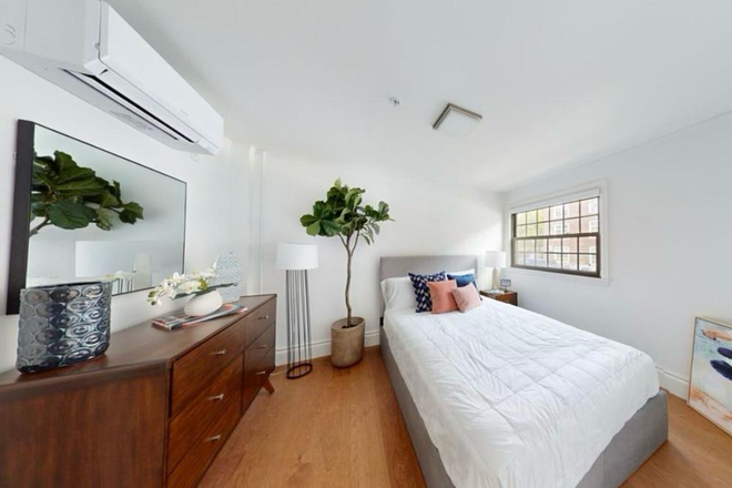 model bedroom - New 4BR Apartment Near Harvard – 1 Female Roommate Needed