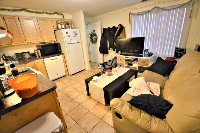 Kitchen - 3 Separate Rooms with large kitchen in Hemenway walk to Campus