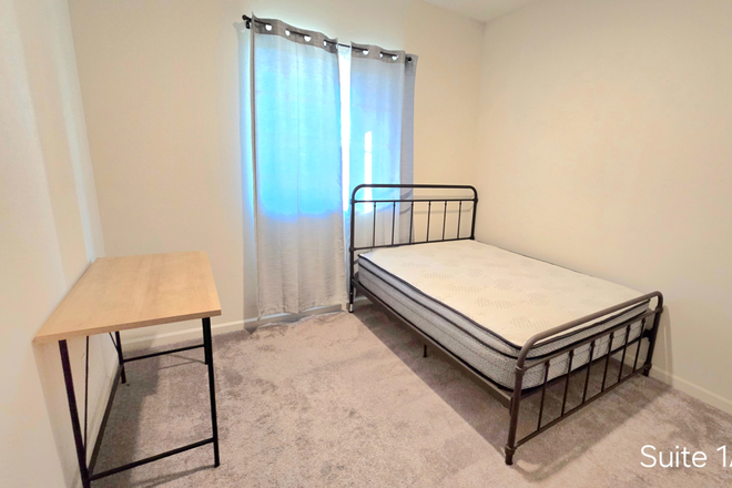 Semi Suite 1A - Rooms with Private or Shared Bathroom House