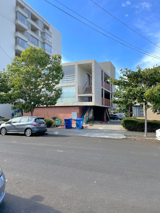 Building - Available Now! Updated 1 bedroom unit on 1st floor