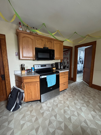Kitchen - House 5 minutes from campus