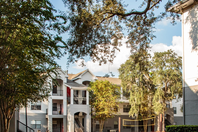 Outside building common area - The ivy apartments, walking distance to campus.