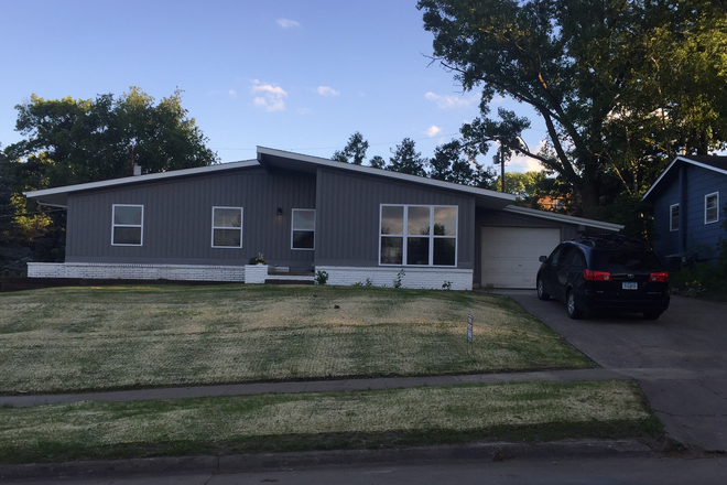 Front Yard - Updated 4 Bedroom/2 bath House - Free Parking, Walk to UIHC, Law, Pharmacy, Dental & Kinnick Stadium