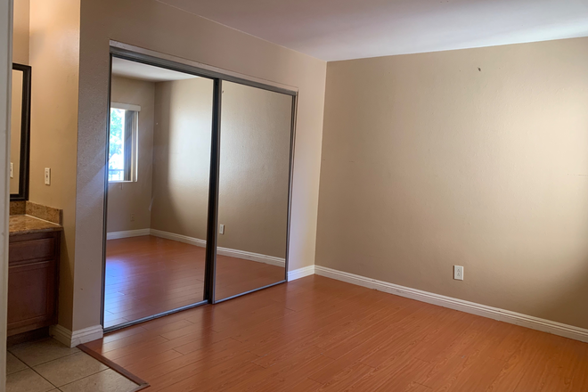 Bedroom - 2 bedroom 2 bathroom apartment close to campus