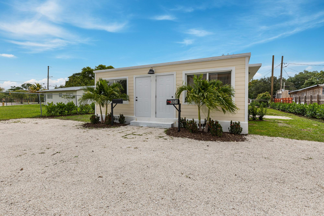 front exterior - South Miami Remodeled Duplex Walking Distance to Campus Duplex