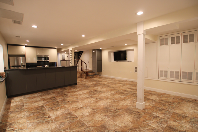 ... - STUNNING 1 BEDROOM UNIT WITH MODERN KITCHEN & STAINLESS STEEL APPLIANCES Apartments