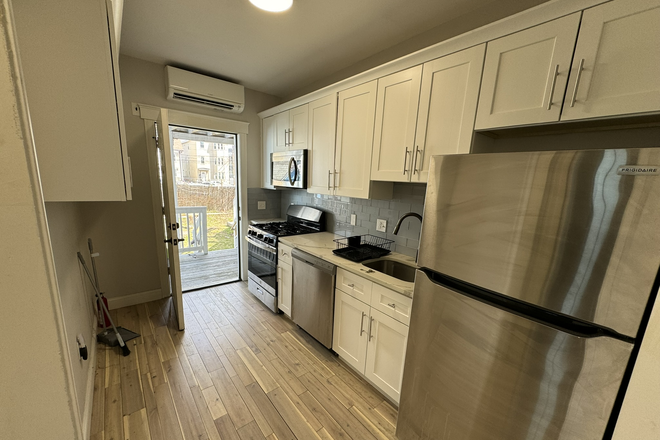 Kitchen - 1-bed w deck and yard *NO FEE*