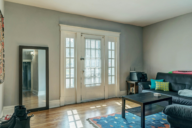 Living - Awesome 2-Bedroom Close to Campus Condo