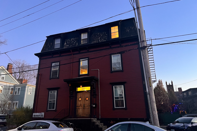 Outside - Large spacious 4 bedroom apartment available within walking distance of campus 6 minutes.