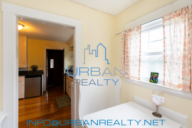 BREAKFAST NOOK - ****JUNIOR YEAR 2026-2027**** 7 BED 3 BATH HOUSE ON FOSTER ST