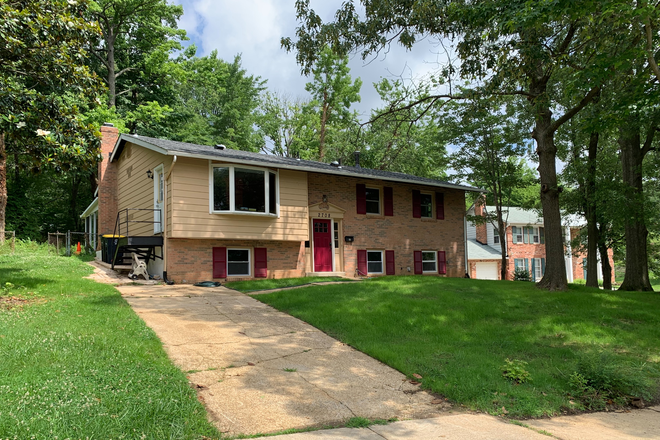 Outside street view - A furnished rental house for UMD grad preferred