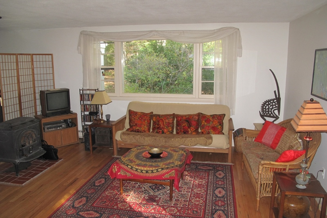 Living area - Private home, sunny, on quiet road, backyard, parking,