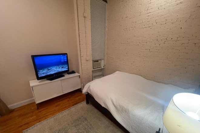 Queen size bed, tv and air conditioning - Fully furnished room in prime soho location walkable distance to NYU Apartments