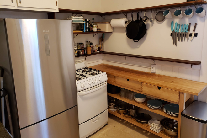 Kitchen - Private Victorian Cottage w yard and Hot-Tub - 15 min Bike to campus