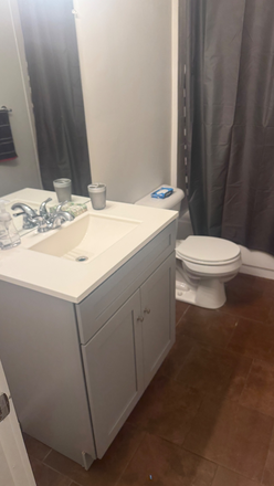 Bathroom - 4 Bedroom minutes from Campus Apartments