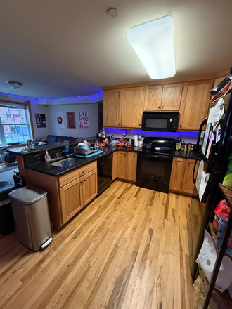 Kitchen - One-bed/one-bath in apartment close to campus